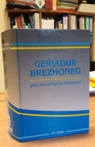 Ar geriadur brezhoneg unyezhek kentañ, embannet e 1995
